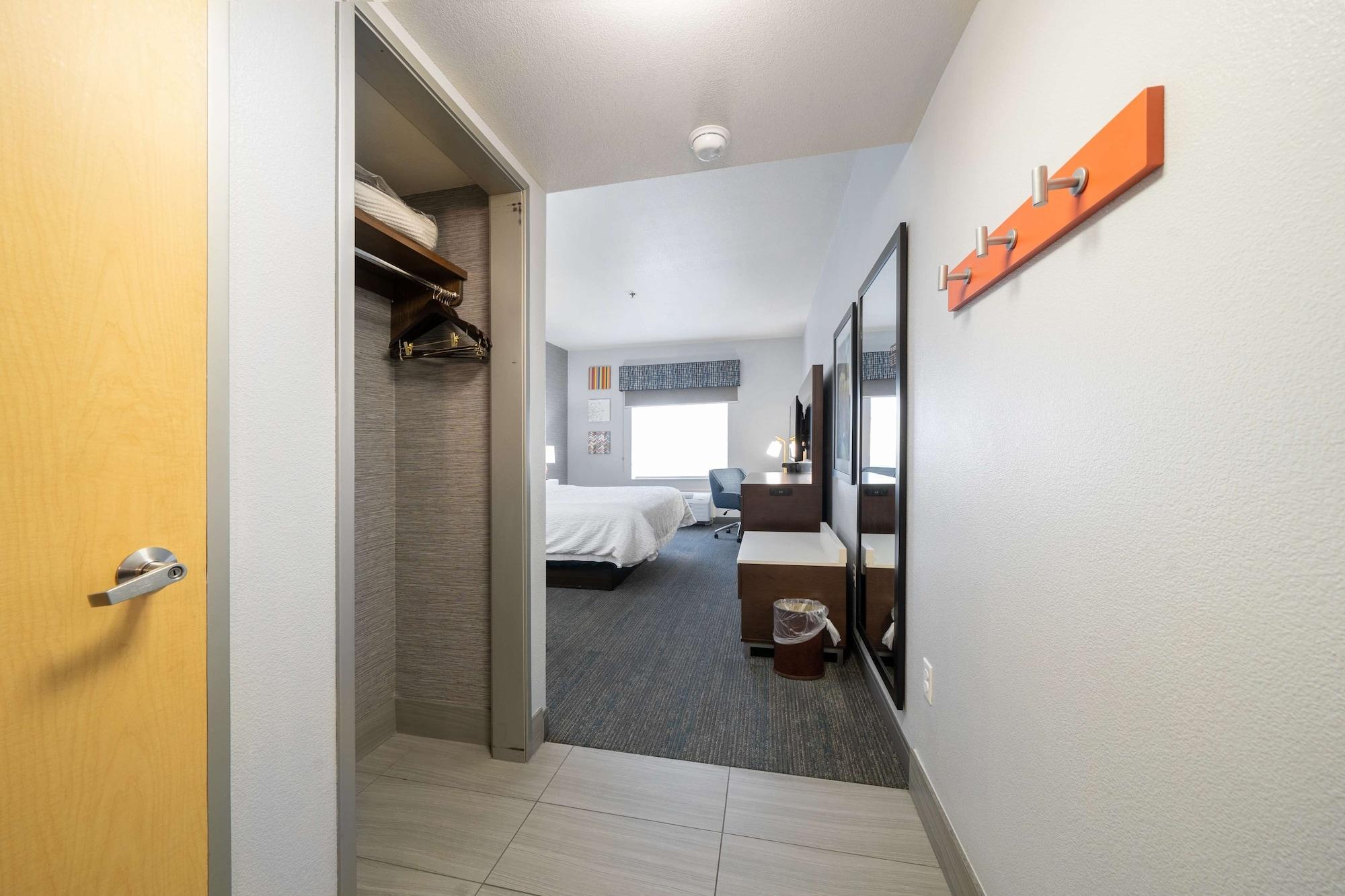 Hotel Hampton & - Salida 3*